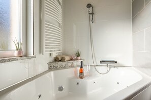 Pure Entspannung nach einem Tag in der Natur - Tauchen Sie ein in unsere großzügige Badewanne und lassen Sie den Alltagsstress hinter sich.