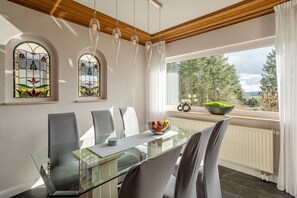 Einladendes Ambiente für gemeinsame Mahlzeiten - hier stehen Gemütlichkeit und geselliges Beisammensein im Mittelpunkt.