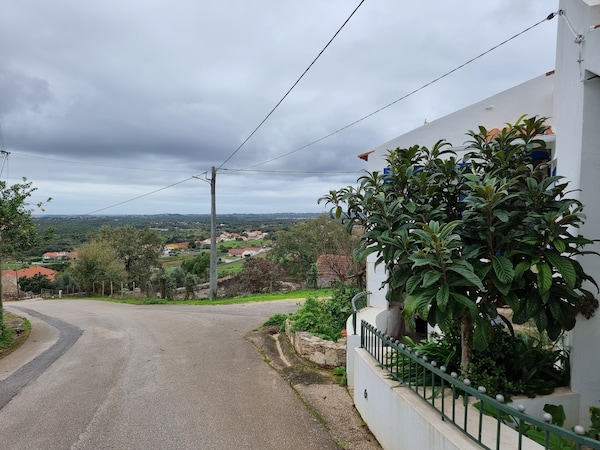 Casa Da Ti Alzira - A Refuge At The Foot Of The Mountain With A Touch Of Tradition - Portugal