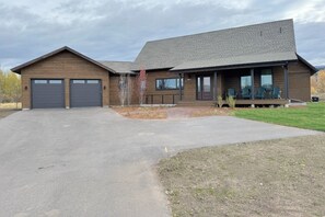 With a chic mountain-modern design to complement useful amenities, such as a spacious garage, this home has plenty to offer any group.