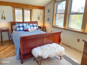 Queen Bedroom-Second floor