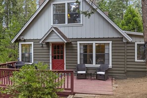 Front deck vibes: Where comfort meets the great outdoors