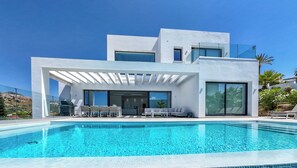 Villa M
Elegant, sunny, welcoming.