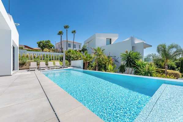 Marbella Holiday Villa with Sea Views &  Heated Pool 