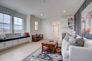 Large windows let in plenty of light, creating a warm and welcoming space for relaxation. The area also includes a cozy window seat, perfect for reading or enjoying the view, making it an ideal spot to unwind after exploring the city.