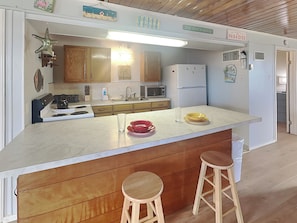 Full Size Kitchen with Breakfast Bar