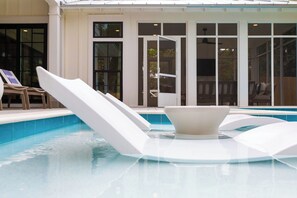 Incredible IN POOL lounging
