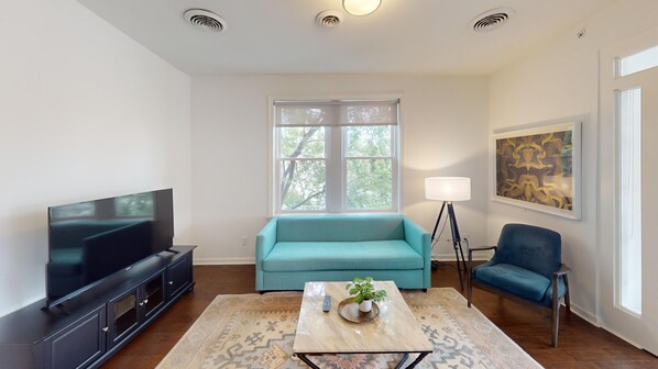 T8xQXvg1Aqm Living Room
