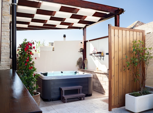 Outdoor spa tub