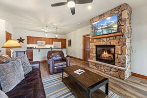 F2 Deluxe Living Room W/Kitchen View