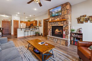 F7 Luxury Living Room W/Kitchen View
