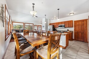 H4 Luxury Dining Room W/Kitchen View