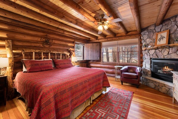 Kathryn's Luxury Cabin bedroom
