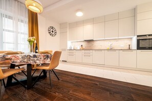 Kitchen with Oven | Book Now with RENTUJEMY.COM