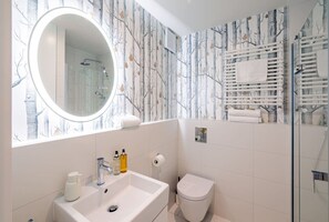 Bathroom with Shower | Book Now with RENTUJEMY.COM