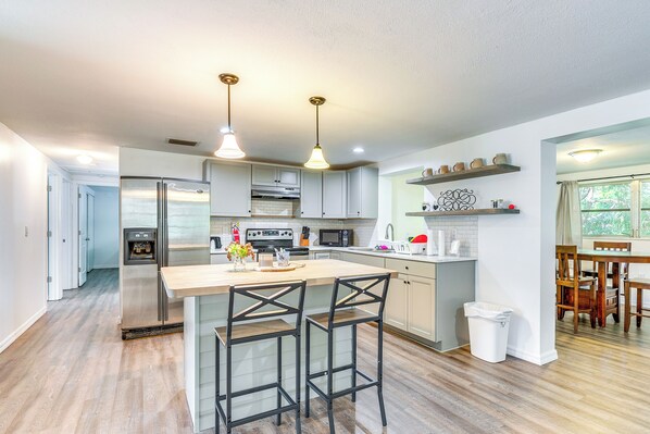 Homosassa Vacation Rental | 3BR | 2BA | 1,500 Sq Ft | 2 Steps Required