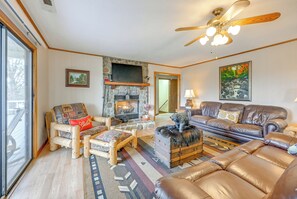 Living Room | Smart TV | Gas Fireplace | Main Level
