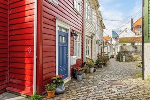 Gatene er brosteinbelagte, med blomster i alle farger. <3