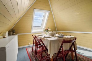 Her kan du nyte både deilig mat, en koselig atmosfære og en fantastisk utsikt fra spisebordet i toppetasjen.