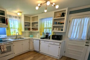 Fully Equipped Kitchen (Knives, Pots& Pans, Dishes & Small Appiances)