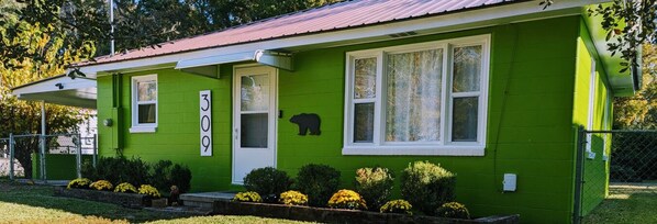 Welcome to The Retro Retreat! Please message us if you have any questions about New Bern or about the Retro Retreat. Please press the Heart and Save my Listing!