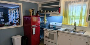 Fully Equipped Kitchen (Knives, Pots& Pans, Dishes & Small Appiances)