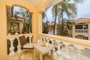 Cozy 1BR1BA w/ Balcony & Pool in Great Location! (24170)