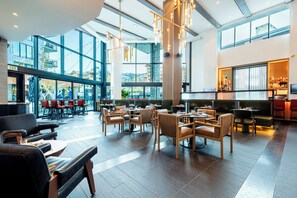 Apres Pendry with music on occasion