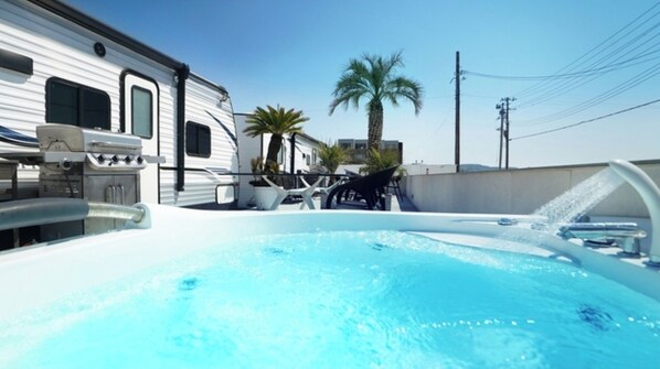 Outdoor spa tub