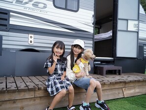 ・[Dome Tent E] A trailer house is also available. You can relax with your dog.