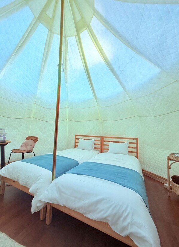 ・[Bell Tent A] A tent for two people with two single beds.