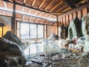 ・[Goddess' Bath] A rustic rock bath with distinctive pillars and beams. Come and relieve your daily fatigue.