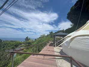 ・【ベルテントB】テント横のプライベートデッキでは、天気を気にせずBBQをお楽しみいただけます