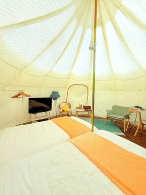 ・[Bell Tent B] Relax in a spacious space with high ceilings.