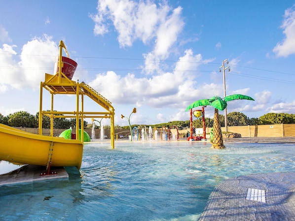 Water, Sky, Cloud, Azure, Building, Architecture, Swimming Pool, Urban Design, Leisure, Shade