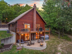 Light up the firepit, soak under the stars, or dine on the deck, this warm wood cabin is all about easygoing outdoor living.