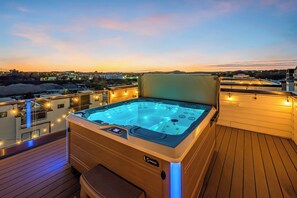Elevate your Nashville getaway with stunning rooftop views and a luxurious hot tub! Enjoy sunset bubbles over Music City—ideal for bachelorette parties, family reunions, or group retreats. Experience the ultimate downtown escape!