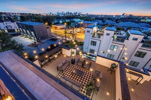 Elevate your Nashville getaway in this chic rooftop oasis for large groups! Enjoy skyline views and stylish seating for evening gatherings or bachelorette parties. Experience downtown luxury and the vibrant energy of Music City!