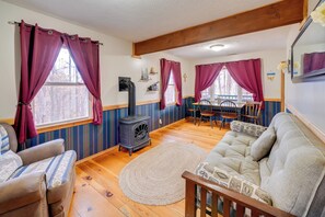 Living Room & Dining Area | 1st Floor | Queen Futon | Central A/C & Heating