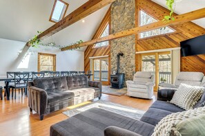 Living Room | 2nd Floor | Smart TV | Free WiFi | Central A/C & Heating