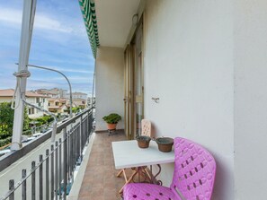 Property, Building, Furniture, Table, Plant, Flowerpot, Chair, Sky, Interior Design, Houseplant