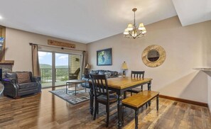 Plenty of space for family meals in, game night, or a quick breakfast before hitting the town. This dining area seats 6.