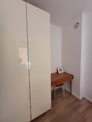 Bergblick, Wohnküche & Workation-Schrank im Schlafzimmer