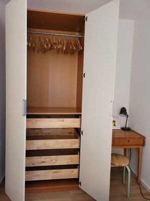 Bergblick, Wohnküche & Workation-Schrank im Schlafzimmer