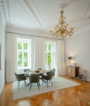 Speisezimmer mit Blick zum Balkon und in den Garten