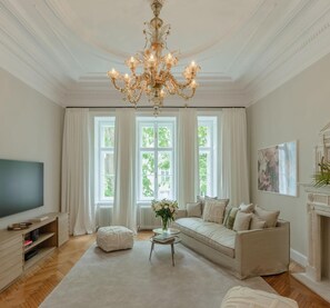 Wohnzimmer mit Blick in ruhigen Innenhof-Garten