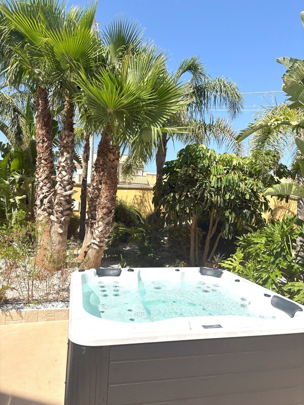 Outdoor spa tub