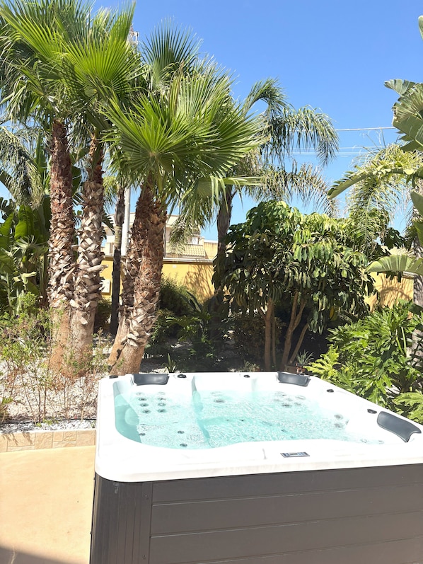 Outdoor spa tub