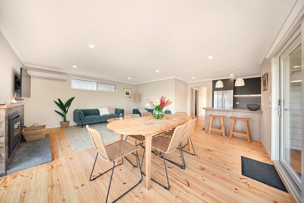 Open plan living, dining & kitchen