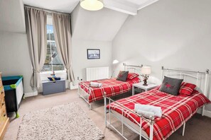 Twin bedroom with single beds